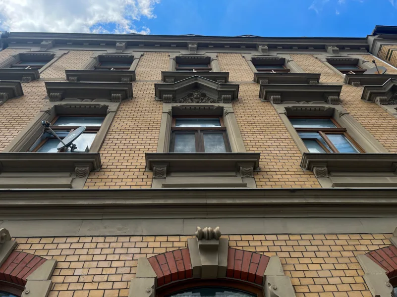 Stuckfassade - Wohnung kaufen in Plauen - Große Wohnung in einem sanierten Haus aus der Gründerzeit
