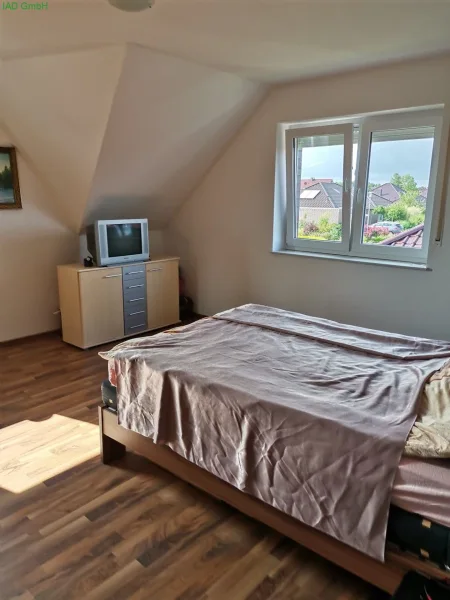 OG Schlafzimmer  - Haus kaufen in Ostrhauderfehn - Großes Haus - sinnvoll aufgeteilt-Einliegerwohnung im EG!Jeweils:Terrasse und Garten, Carport, Abstellraum + Stellplatz