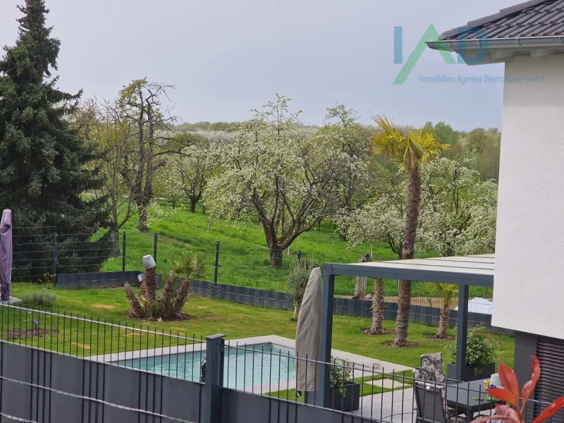 Blick von der Terrasse - Haus kaufen in Renchen - Frei stehendes Einfamilienhaus mit gehobener Ausstattung