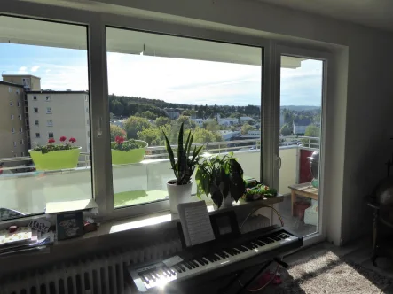 Wohnzimmer Ausgang Balkon - Wohnung kaufen in Taunusstein - Traumhafte Aussicht, modernisierte 3-Zimmer-Wohnung