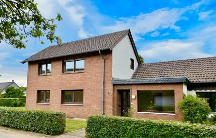 Haus Straßenseite - Haus kaufen in Meerbusch / Bösinghoven - Charmantes Zweifamilienhaus in Meerbusch-Bösinghoven mit großen Grundstück, Garage, Nebengebäuden