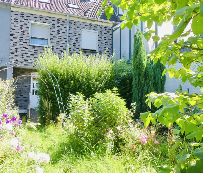 Terrasse - Haus kaufen in Mönchengladbach - Sanierungsbedürftiges Zweifamilienhaus mit großem Garten in MG-Waldhausen