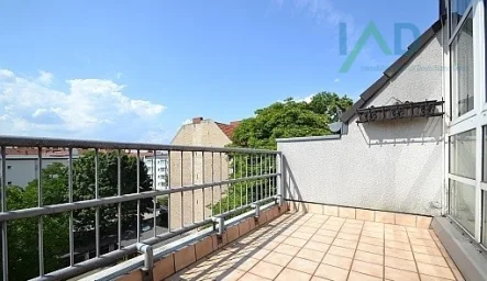 Balkon - Wohnung kaufen in Berlin - Berlin-Reinickendorf  Dachgeschosswohnung 80qm - 3 Zimmer im 4 OG mit Parkplatz  zu verkaufen zum Eigenbedarf oder zur Weitervermietung !