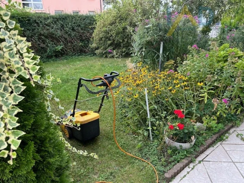 Blick in den Garten - Haus kaufen in Altötting - Doppelhaushälfte mit Potential zu verkaufen