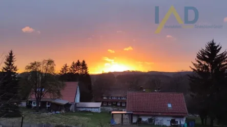 Herrlicher Blick in Richtung Brocken - Haus kaufen in Braunlage / Hohegeiß - Traumhafter Sonnenuntergang kostenlos ! 2 EFH zum Preis von 1 auf einem großen Grundstück ! Nachhaltig saniert und variabel nutzbar.