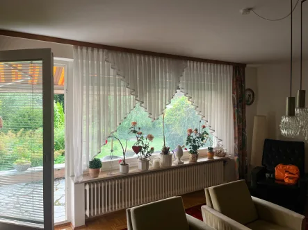 Wohnzimmer - Haus kaufen in Helmbrechts - Schöner Bungalow in grüner Ortsrandlage