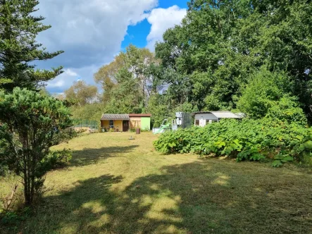  - Grundstück kaufen in Brandenburg an der Havel - Naturverbundenes Freizeitgrundstück mit Bestandsschutz-Laube und Garage in ruhiger Lage