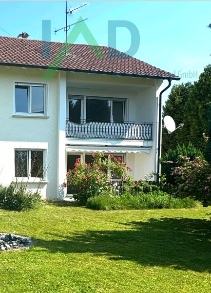 Südansicht - Haus kaufen in Rot an der Rot - Ihr neues Zuhause! Charmante Doppelhaushälfte mit großem Garten.