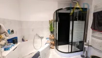 Badezimmer mit Dampfsauna + Dusche