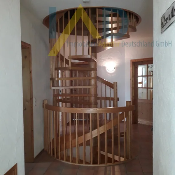 Treppe - Haus kaufen in Waldbüttelbrunn / Roßbrunn - Ruhig gelegenes Zweifamilienhaus in Waldbüttelbrunn, Ortsteil Roßbrunn