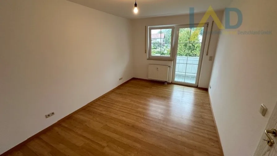 Schlafzimmer mit kleinem Balkon(1) - Wohnung kaufen in Grassau - Traumhafte 3-Zimmer-Eigentumswohnung mit Bergblick im idyllischen Achtental