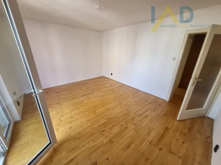 Wohnzimmer - Wohnung kaufen in Stuttgart / Bad Cannstatt - Zentrale 2-Zimmer-Wohnung mit 2 Balkonen und idealer Anbindung in Bad Cannstatt