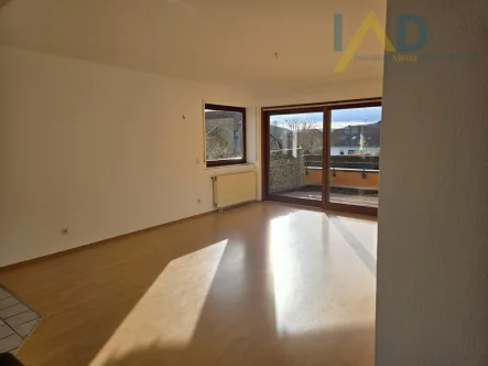 Wohnzimmer-01 - Wohnung kaufen in Grafenau - Schöne 2,5-Zimmer-Wohnung mit Balkon und Tiefgaragenplatz