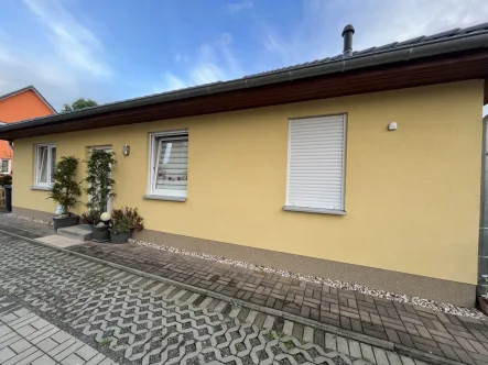 Eingang - Haus kaufen in Herzfelde - Moderner Bungalow & Haus in östlich von Berlin.Raus aus Berlin -  - ideal für jede Generation...Herzfelde - Rüdersdorf