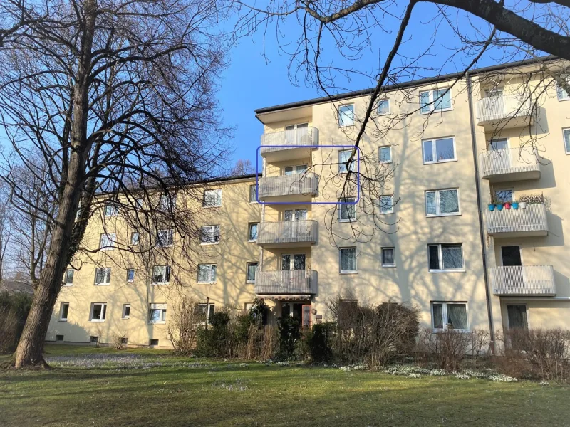 Hausansicht-Süd-r - Wohnung kaufen in München - Gut geschnittene 3-Zimmerwohnung mit Südwest-Balkon in Bogenhausen! Wer braucht hier noch ein Auto?