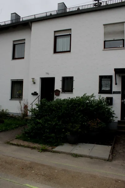 Ansicht - Haus kaufen in Augsburg - Kriegshaber - Nähe Klinikum; renovierungsbedürftiges, ruhiggelegenes RMH