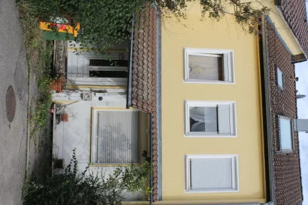 Ansicht - Haus kaufen in Augsburg - Augsburg-Haunstetten: renovierungsbedürftiges Reihenmittelhaus  zu verkaufen