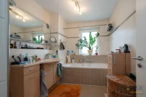 Blick ins Badezimmer mit Badewanne