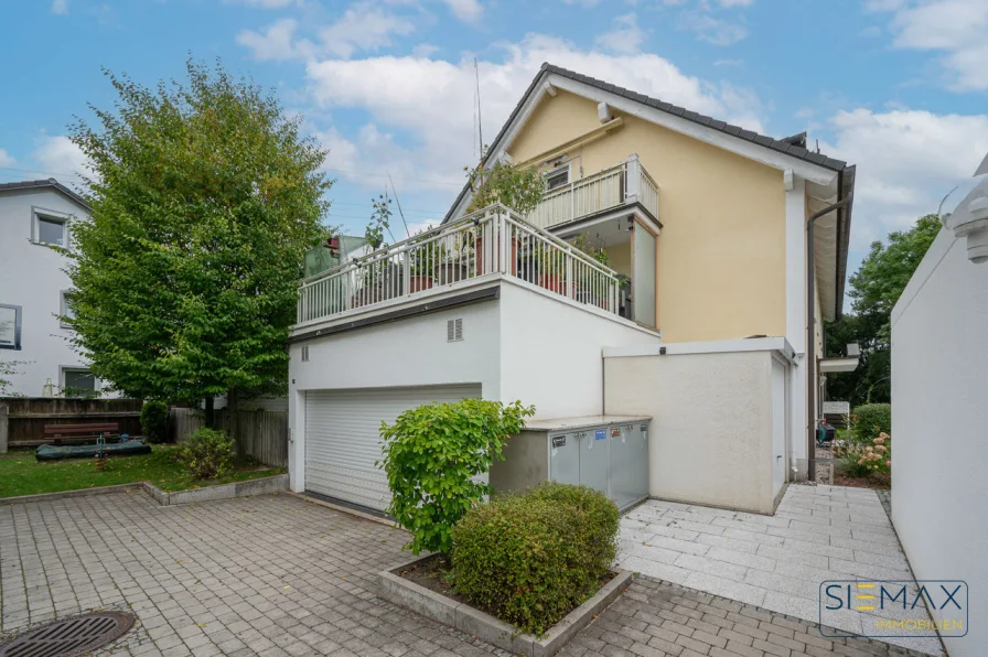 Blick auf das Haus mit der Terrasse