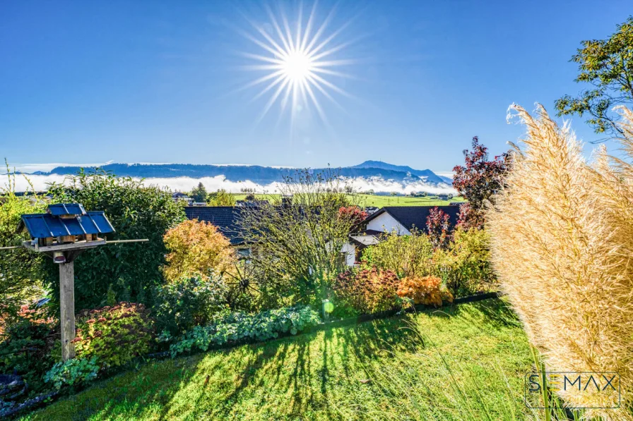 Blick in den Garten - Haus kaufen in Waltenhofen - WOHNEN- WO ANDERE URLAUB MACHEN!Einfamilienhaus mit Traumaussicht in Waltenhofen