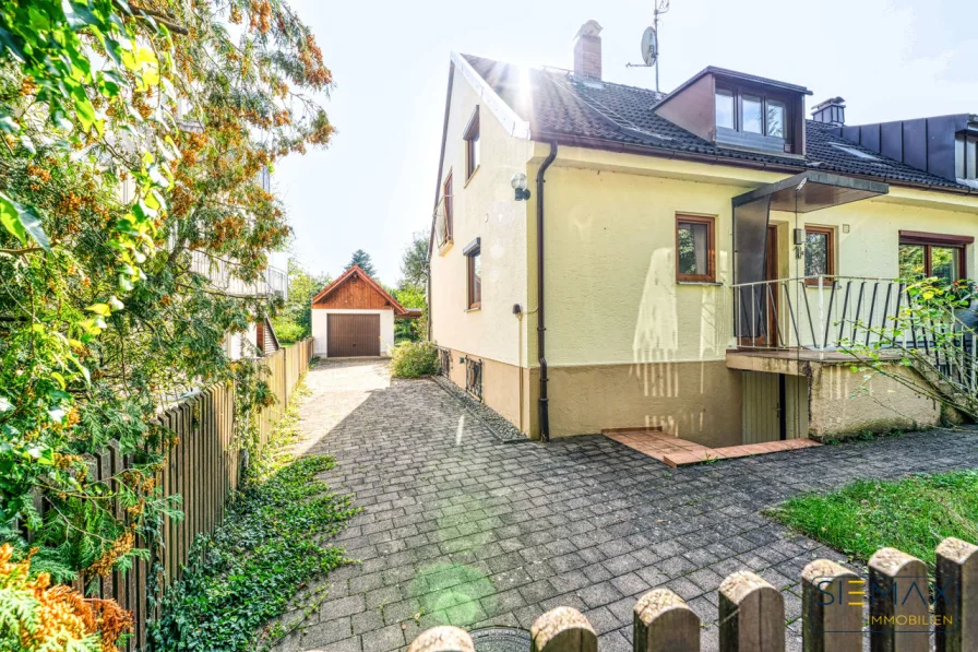 Einfahrt - Haus kaufen in Grafrath - Renovierungsbedürftiges kleines Schmuckstück in idyllischer Umgebung in Grafrath