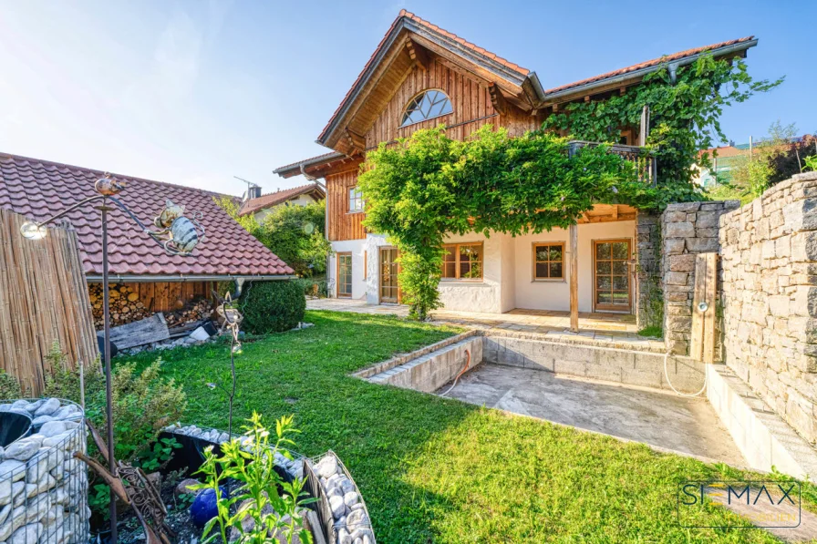 Vorderansicht mit Garten - Haus kaufen in Bernbeuren - Traumhaus in ökologischer Bauweise mit Bergblick