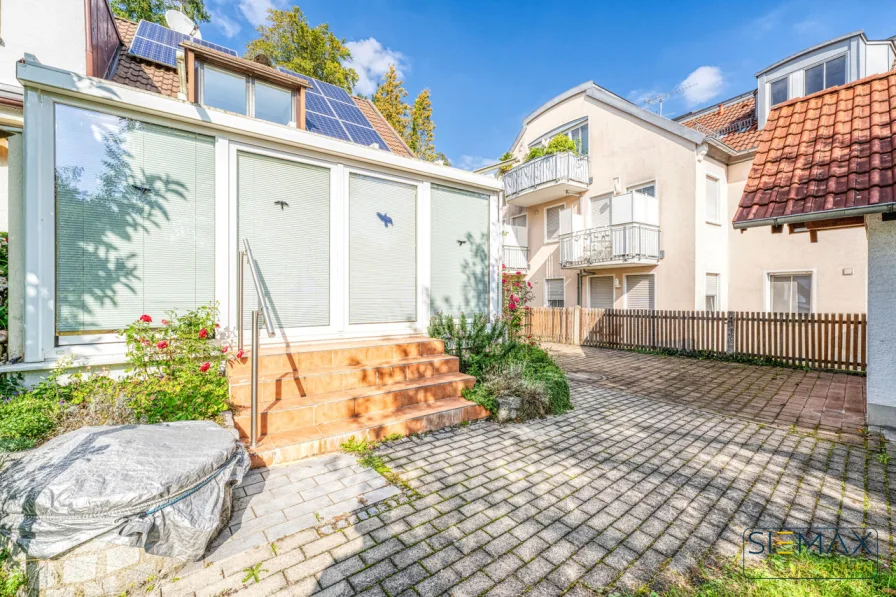 Nachbarbebauung - Haus kaufen in Grafrath - Renovierungsbedürftiges kleines Schmuckstück in idyllischer Umgebung in Grafrath