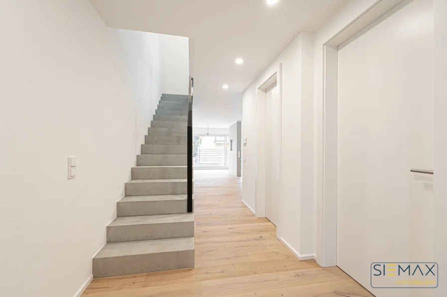 Flur - Wohnung kaufen in München / Allach - Exklusives Wohnambiente mit Südbalkon *** Neubau-Maisonette im Obergeschoß