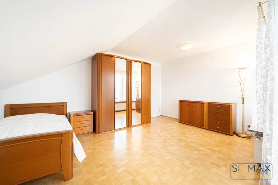 Schlafzimmer 2 mit Zugang zum Balkon