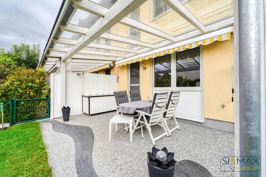 Terrasse mit Pergola - Haus kaufen in Pliening - **LEISTBARER FAMILIENSCHATZ**Reiheneckhaus in Pliening/ Landsham