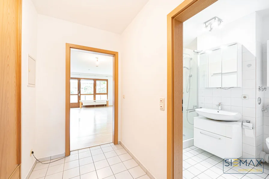 Flur mit Blick ins Badezimmer - Wohnung kaufen in München / Allach-Untermenzing - MACH ES DIR GEMÜTLICH2 Zimmer Wohnung mit Balkon und Hobbyraum in Allach/ Untermenzing!