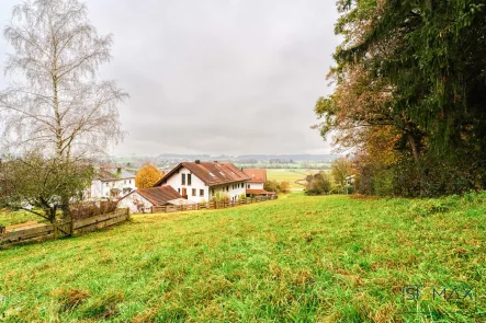 Haus mit Umgebung - Wohnung kaufen in Glonn - 5,5-Zimmer-Wohnung mit Garten, Stellplätzen und viel Platz zum Wohlfühlen in Glonn