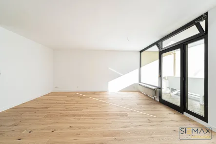 Wohnzimmer mit Zugang zum Balkon - Wohnung kaufen in Pöcking - IM NEUEM OUTFITErstbezug nach Modernisierung 3 Zimmer Wohnung mit Balkon in Pöcking