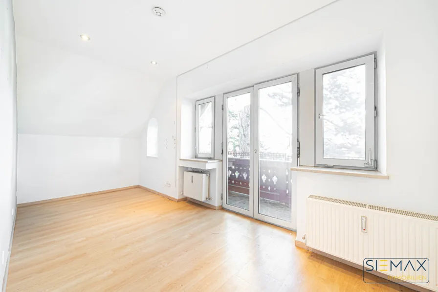 Zimmer mit Zugang zum Nord/ Ost Balkon (Kinderzimmer Sohn)