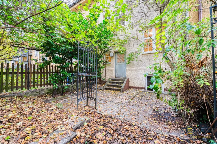 Garten mit Terrasse - Haus kaufen in München - **ZUHAUSE IN WOHLIGER GEBORGENHEIT**Stadthaus mit Denkmalschutz in der Villenkolonie Laim