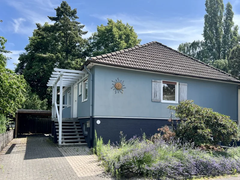 Außenansicht - Haus kaufen in Burgwedel / Wettmar - Sonniges und gemütliches Einfamilienhaus auf tollem Grundstück in bester Lage in Burgwedel/ Wettmar!