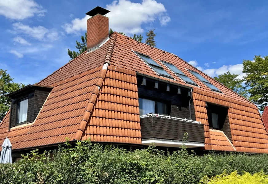 Südwestansicht - Wohnung kaufen in Burgwedel / Großburgwedel - Gemütliche 4 Zimmer Maisonette mit interessanter Architektur mitten in Großburgwedel!