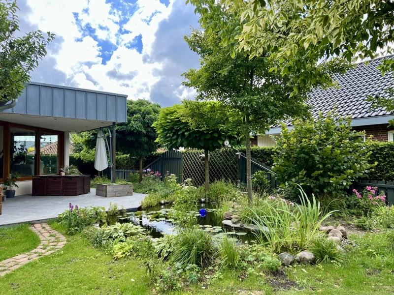 und wunderschönem Garten