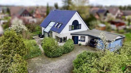 Außenansicht - Haus kaufen in Burgwedel / Wettmar - Lichtdurchflutetes und großzügiges Architektenhaus auf ruhigem Grundstück in Burgwedel - Wettmar