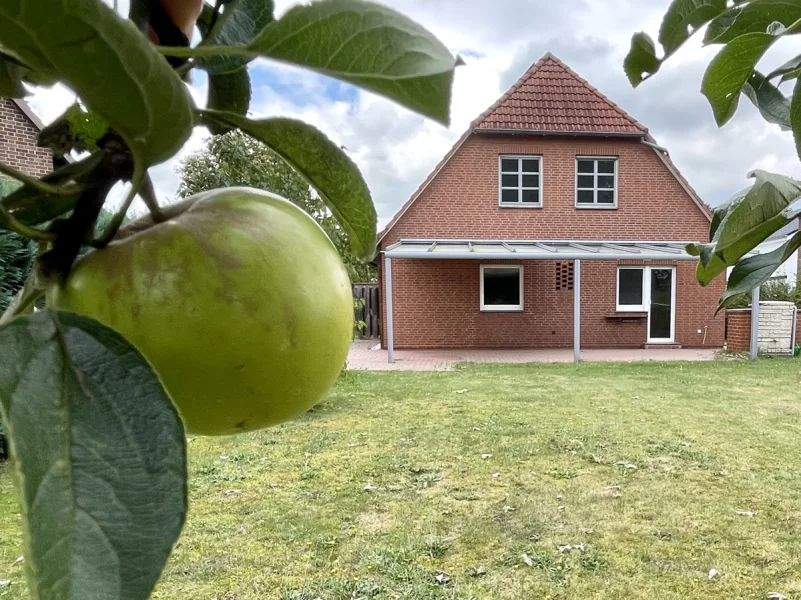 Giebelansicht Garten - Haus kaufen in Burgwedel / Wettmar - Großzügiges Einfamilienhaus in bester Ortsrandlage in Burgwedel - Wettmar!