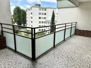 großer Balkon/Loggia für gemütliche Stunden