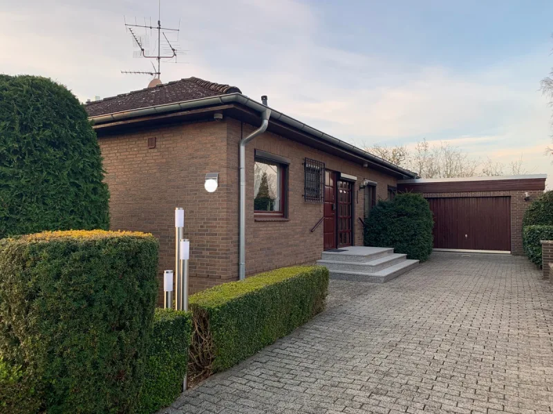 Eingang Auffahrt - Haus kaufen in Burgwedel / Fuhrberg - Gepflegter Winkelbungalow mit Aussenpool in Top Lage in Burgwedel - Fuhrberg!