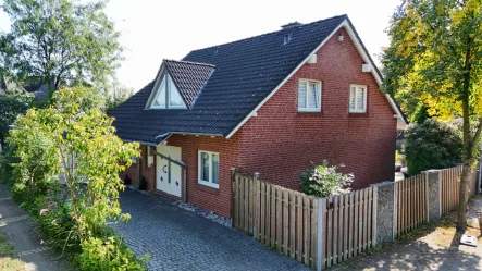 Außenansicht - Haus kaufen in Burgwedel - Das perfekte Haus für Familie, Hobby und Arbeiten in bester Lage Großburgwedels!