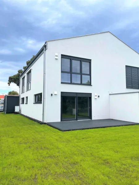 Gartenansicht - Haus kaufen in Ebstorf - - KAUFPREISANPASSUNG -Moderne Doppelhaushälfte in zentraler Lage von Ebstorf!