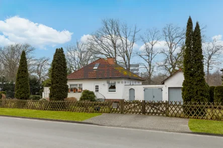 Hausansicht - Haus kaufen in Munster / Breloh - Charmanter Bungalow auf großem Naturgrundstück mit Potenzial