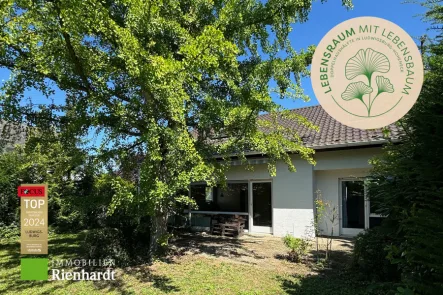 Ansicht - Haus kaufen in Ludwigsburg-Hoheneck - LEBENSRAUM MIT LEBENSBAUM! Doppelhaushälfte in Ludwigsburger-Hoheneck