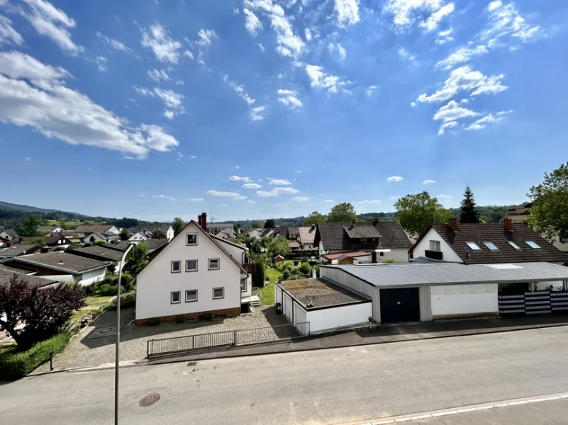 Aussicht Balkon - Wohnung kaufen in Wehr - Idyllisches Wohnen in ruhiger Umgebung: 3 Zimmer mit ca. 78 m², überdachter Balkon und Außenstellplatz