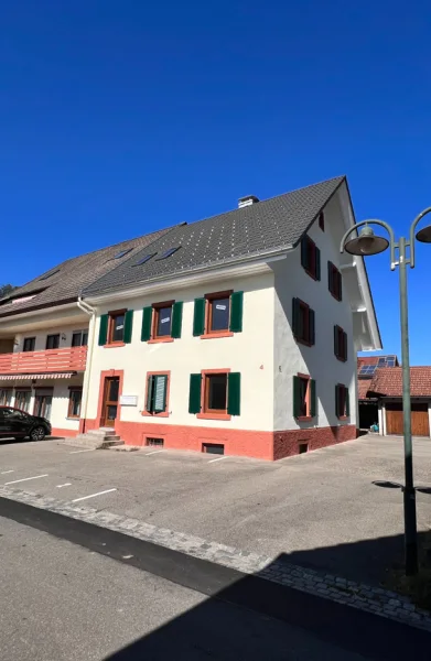 Süd-Ost Ansicht - Haus kaufen in Wehr - Teilsaniertes 3-Familienhaus - "Enkendorf" - ruhige Seitenstraße - 3 PKW-Stellplätze