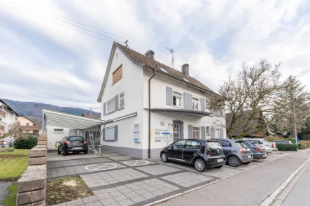 Hausansicht - Haus kaufen in Wehr - Projekt 6-Familienhaus mit 10 Parkplätzen in beliebter Wohnlage