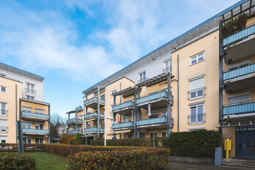 Außenansicht Westen - Wohnung kaufen in Bad Säckingen - Lichtdurchflutetes Wohnen mit Blick ins Grüne| 3 Zimmer, 2 Terrassen sowie TG- & Außenstellplatz